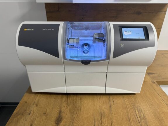 Sirona CEREC MC XL Premium Package Schleifeinheit 4 Motoren Geringe Laufleistung | 202261